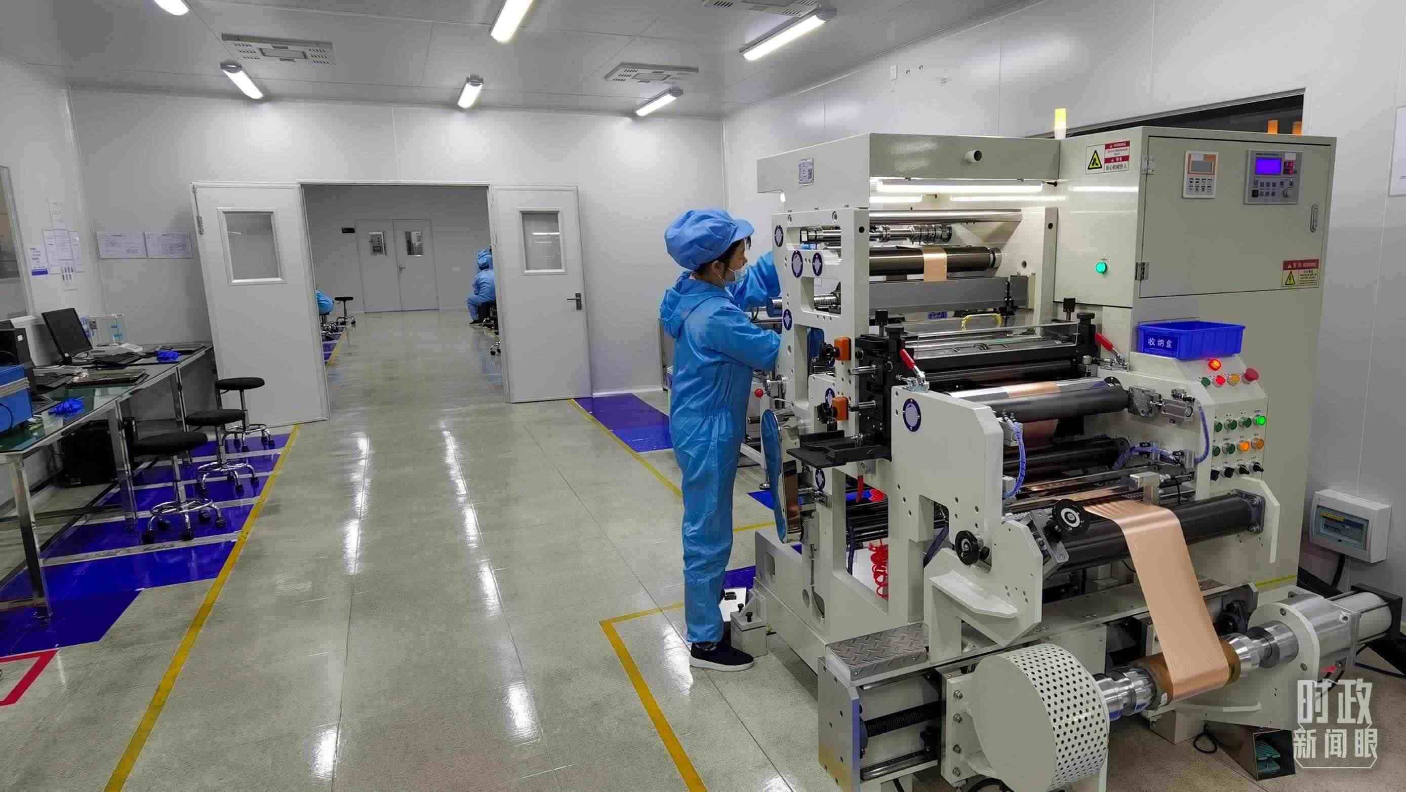 △企業(yè)員工將冷壓后的極片裁出規(guī)定尺寸，用于鋰電池制作。（總臺(tái)央視記者郭鴻拍攝）