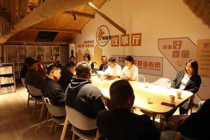 △浙江金華武義縣后陳村“鄰舍家”協(xié)商議事會討論舊村改造事宜。