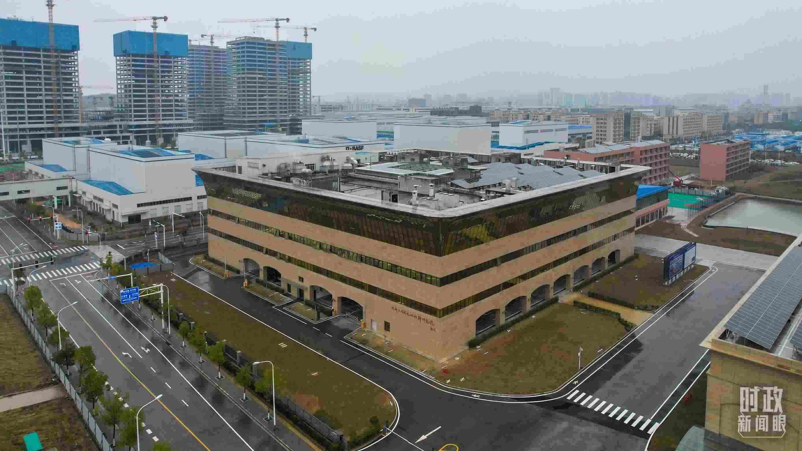 △巴斯夫杉杉電池材料研究院。（總臺(tái)央視記者范凱拍攝）