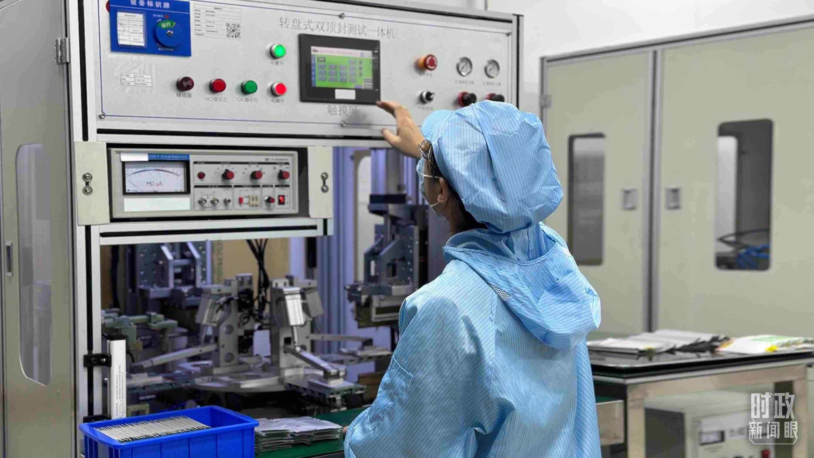 △企業(yè)電池技術(shù)中心內(nèi)，員工正在進(jìn)行電池封裝。（總臺(tái)央視記者盧心雨拍攝）