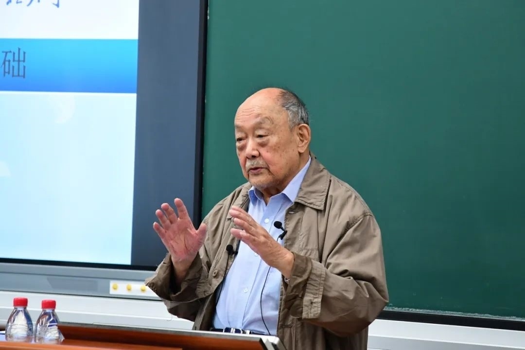 91歲的楊士莪院士“一站到底”為學(xué)生授課。哈爾濱工程大學(xué)供圖