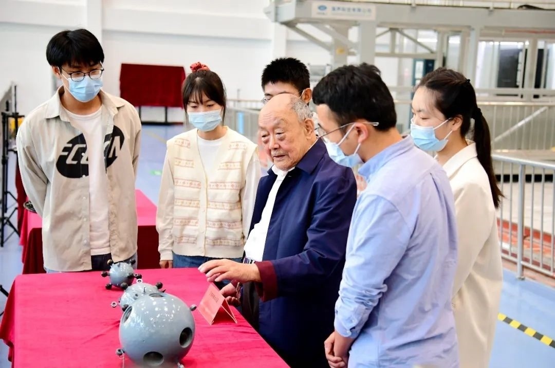 楊士莪院士在實驗室指導(dǎo)學(xué)生。哈爾濱工程大學(xué)供圖