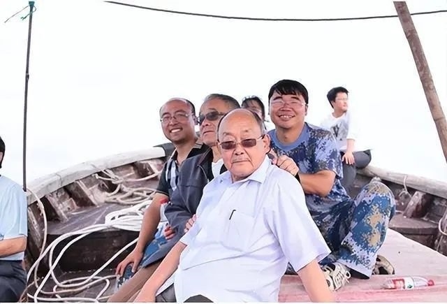 楊士莪院士參加海試。哈爾濱工程大學(xué)供圖