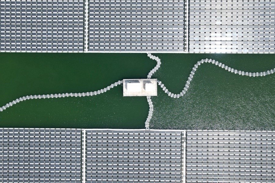 2022年8月25日拍攝的潁上縣毛圩水上光伏電站（無(wú)人機(jī)照片）。近年來(lái)，安徽省阜陽(yáng)市潁上縣古城鎮(zhèn)積極推進(jìn)采煤沉陷區(qū)治理工作，將昔日的采煤沉陷區(qū)建設(shè)成水上光伏電站，既減少占用土地面積，又能生產(chǎn)清潔能源。