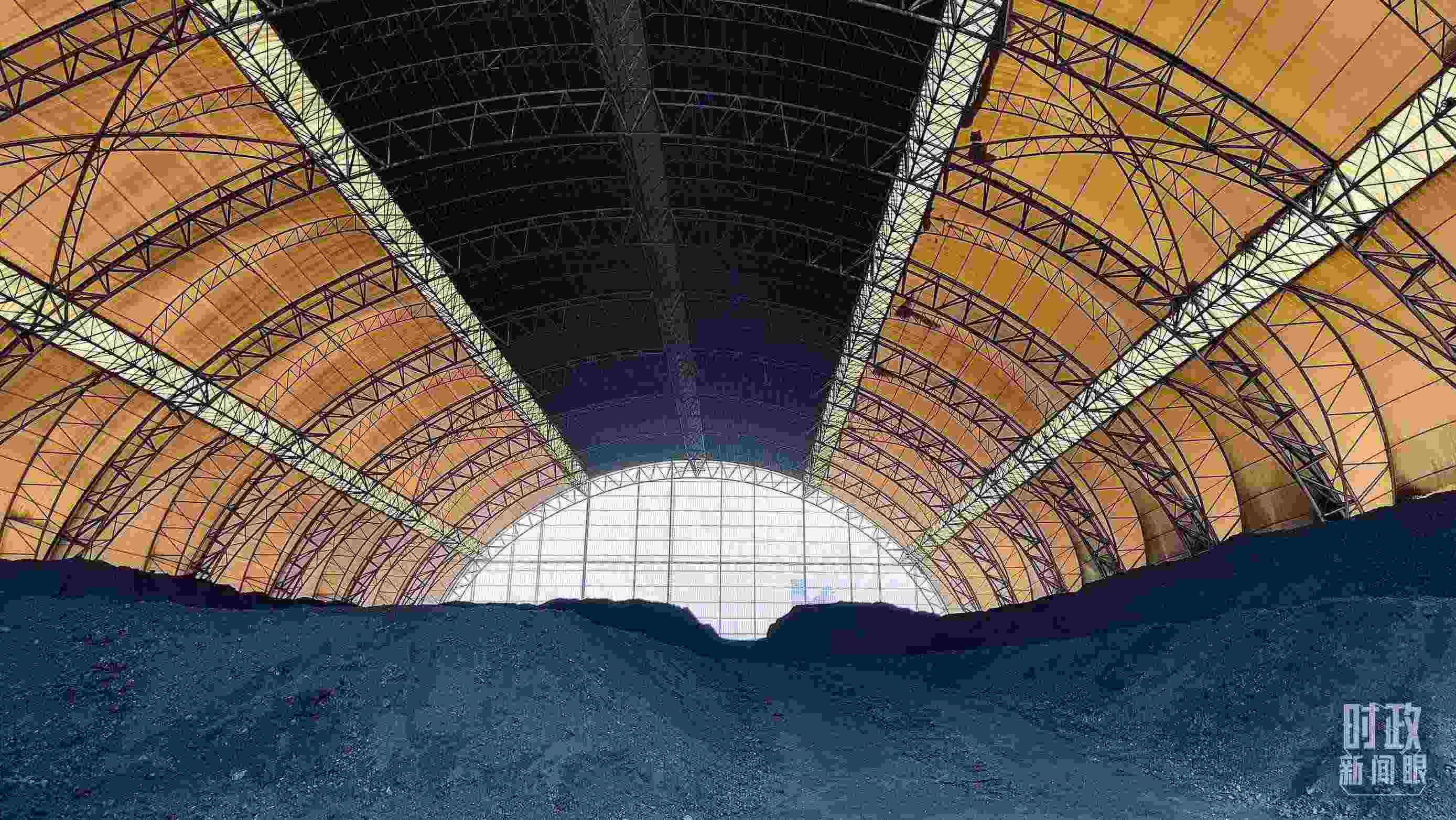 山西瑞光熱電有限責(zé)任公司儲煤場。2022年1月，習(xí)近平來到這里察看煤場儲煤情況。（總臺央視記者楊立峰拍攝）