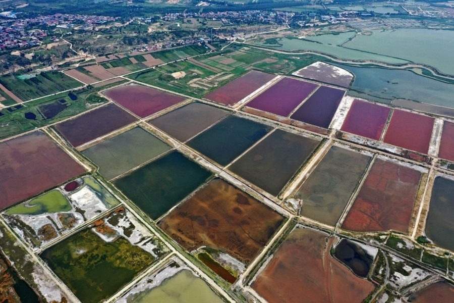 這是2023年7月11日拍攝的山西運(yùn)城鹽湖一角（無(wú)人機(jī)照片）。按照“生態(tài)優(yōu)先、保護(hù)為主、適度開(kāi)發(fā)”的原則，2020年9月，運(yùn)城市全面停止鹽湖范圍內(nèi)的工業(yè)生產(chǎn)活動(dòng)。近年來(lái)，千年鹽湖正在向生態(tài)保護(hù)、風(fēng)貌重塑、產(chǎn)業(yè)轉(zhuǎn)型、全域旅游的“綠色發(fā)展”轉(zhuǎn)變。