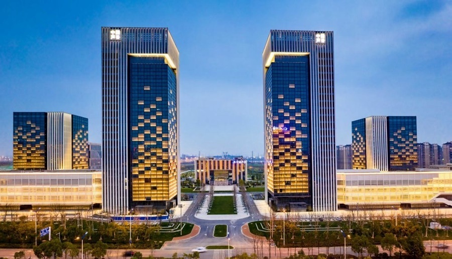 這是2019年3月13日拍攝的位于安徽合肥的中國(guó)聲谷產(chǎn)業(yè)園（無(wú)人機(jī)照片）。截至2024年，中國(guó)聲谷入駐企業(yè)超過(guò)2000戶，年產(chǎn)值超過(guò)2000億元，形成以智能語(yǔ)音及人工智能產(chǎn)業(yè)為核心的新一代信息技術(shù)產(chǎn)業(yè)集群。