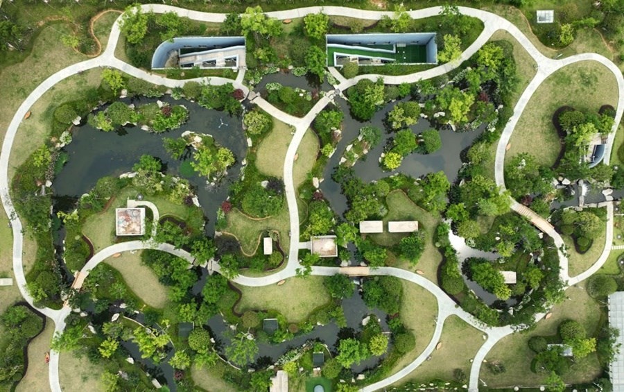 這是2023年6月15日拍攝的以“地上花園+地下治污”設(shè)計(jì)理念建設(shè)的九江市雙溪公園（無(wú)人機(jī)照片）。近年來(lái)，江西省九江市啟動(dòng)中心城區(qū)水環(huán)境綜合整治工程，通過(guò)地下污水治理、岸線生態(tài)修復(fù)、興建“公園式”污水處理廠、城市智慧管網(wǎng)管控等措施，改善水環(huán)境，城市面貌煥然一新。