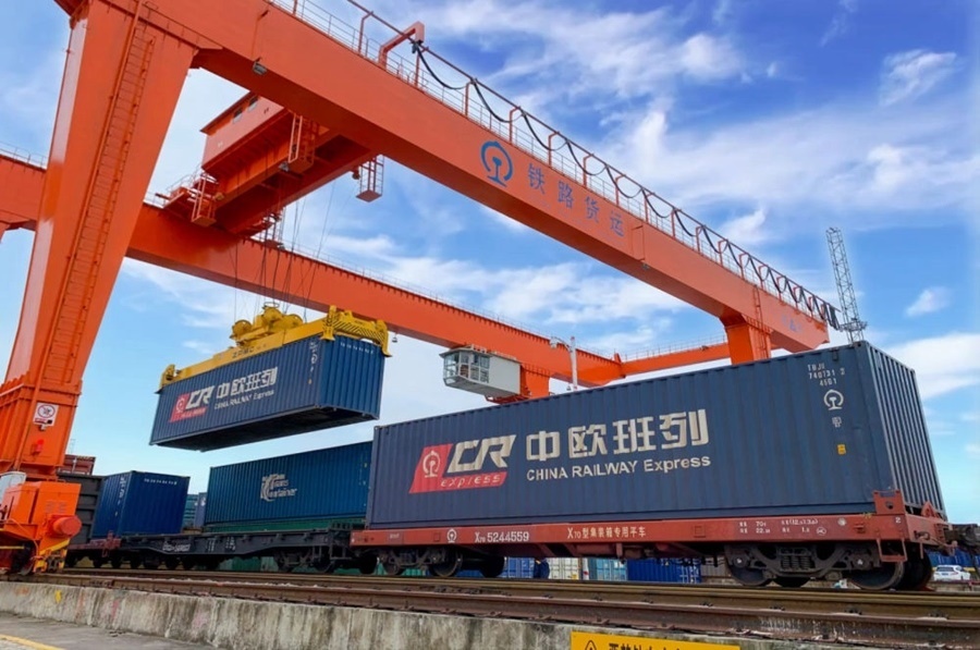 2022年4月29日，在鐵路合肥北站物流基地集裝箱作業(yè)區(qū)，龍門吊吊裝準(zhǔn)備發(fā)運(yùn)的中歐班列集裝箱。