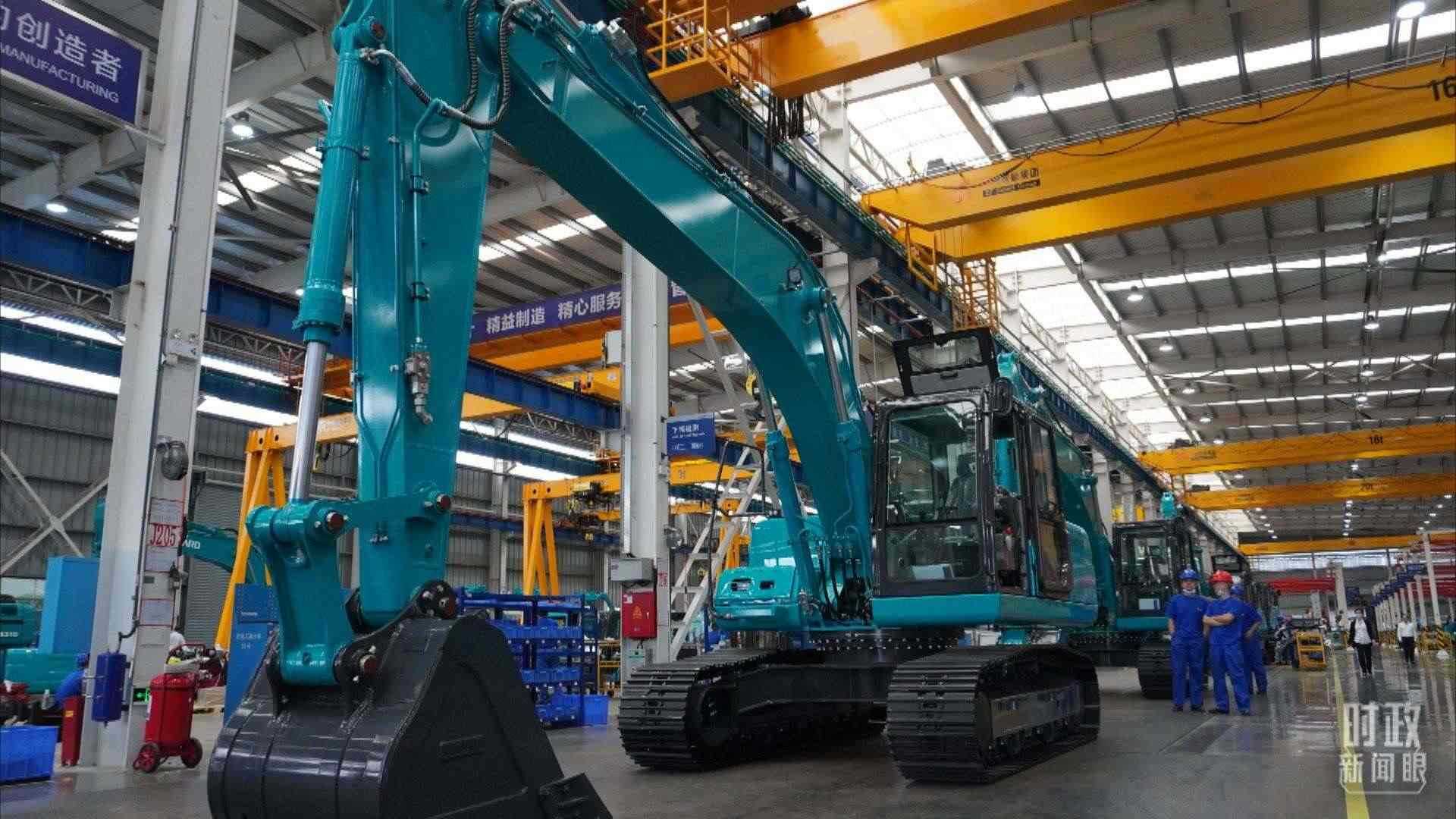 △這是山河智能大型挖掘機(jī)的組裝車間。2020年9月，習(xí)近平曾到此地考察。（總臺央視記者郭曉龍拍攝）