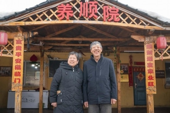 在伊春市友好區(qū)，伊春森工上甘嶺林業(yè)局有限責(zé)任公司溪水林場分公司退休職工劉養(yǎng)順（右）和老伴楊秋娥在自家農(nóng)家院中（3月13日攝）。新華社記者 謝劍飛 攝