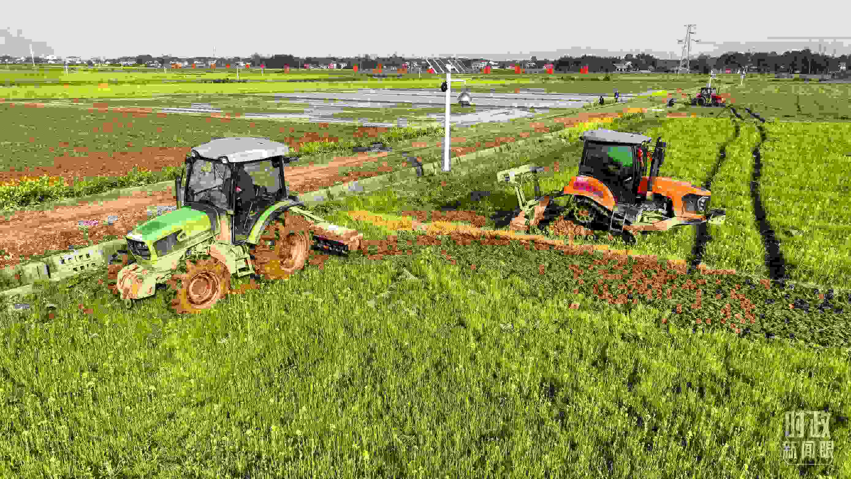 △位于港中坪村的糧食生產(chǎn)萬畝綜合示范片區(qū)，春耕備耕生產(chǎn)繁忙。（總臺央廣記者潘毅拍攝）