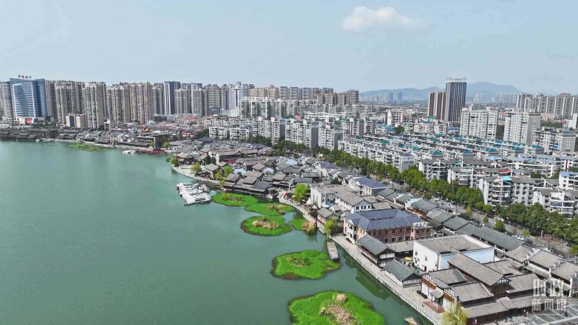 △沅江江畔，常德河街與現(xiàn)代建筑交相輝映。（總臺央視記者范凱拍攝）