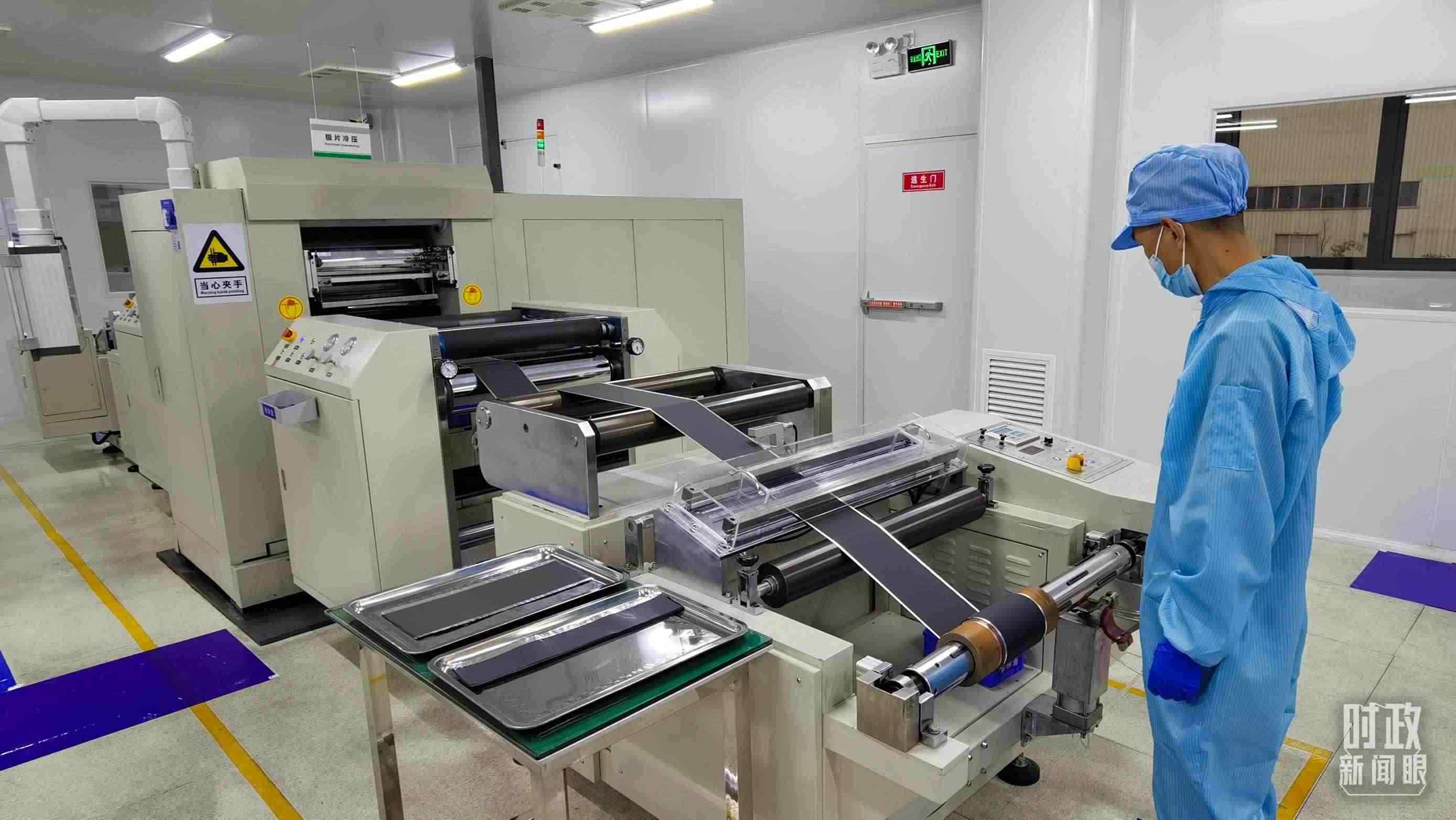 △這是電池生產(chǎn)的極片冷壓操作車間。（總臺央視記者郭鴻拍攝）