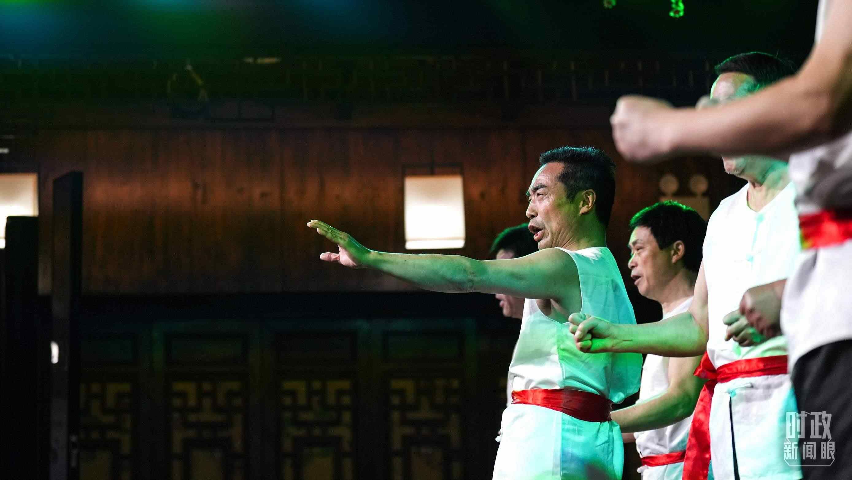 △常德河街，鴛鴦走馬樓上演常德高腔《穆桂英掛帥》和澧水船工號子。（總臺央視記者許永松、國廣記者李晉拍攝）