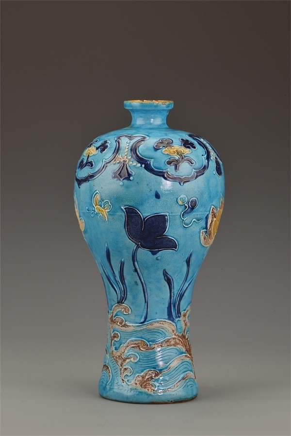 一號沉船出水的琺華彩蓮紋梅瓶。中國文物報社供圖