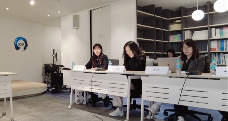 記者（左一）在交流活動(dòng)上，以加強(qiáng)中日韓三國(guó)經(jīng)濟(jì)合作、增進(jìn)三國(guó)民眾相互理解為主題發(fā)表演講。權(quán)小星攝