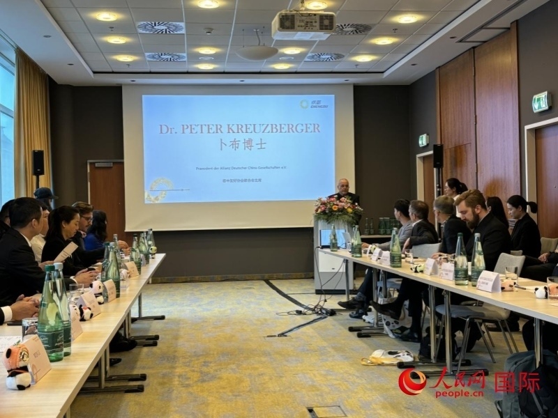 在成都文化旅游（柏林）推介座談會(huì)上，德中友好協(xié)會(huì)聯(lián)合會(huì)主席卜布致辭。人民網(wǎng)記者張慧中攝