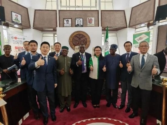 3月21日，與會(huì)嘉賓在首屆拉各斯論壇現(xiàn)場(chǎng)合影留念。（圖片由中國(guó)駐拉各斯總領(lǐng)事館提供）