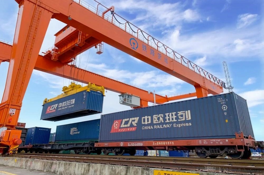 △2022年4月29日，在安徽合肥北站物流基地集裝箱作業(yè)區(qū)，準(zhǔn)備發(fā)運(yùn)的中歐班列集裝箱。