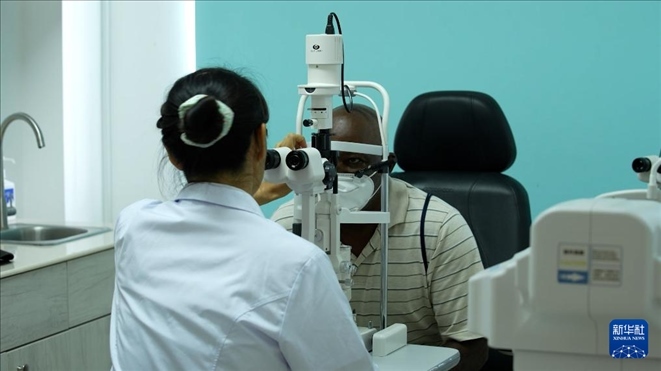 3月4日，在多米尼克羅索的中多友誼醫(yī)院眼科中心，援多醫(yī)療隊成員、南方醫(yī)科大學第三附屬醫(yī)院眼科主治醫(yī)師魯志卿為病人做檢查。新華社記者 王朝 攝