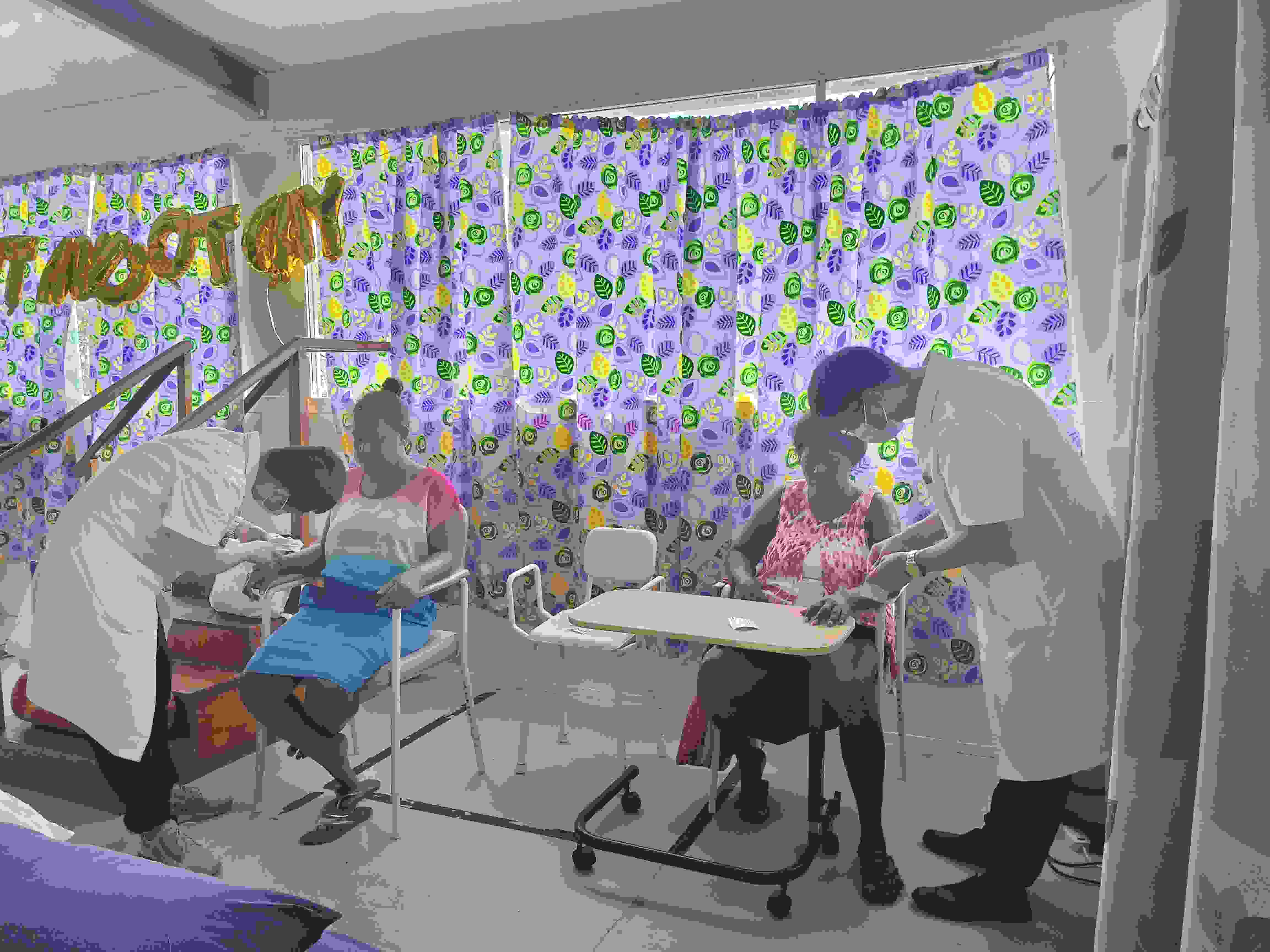 2023年7月3日，中國援助所羅門群島醫(yī)療隊(duì)針灸大夫在所羅門群島首都霍尼亞拉國家轉(zhuǎn)診醫(yī)院為患者治療。