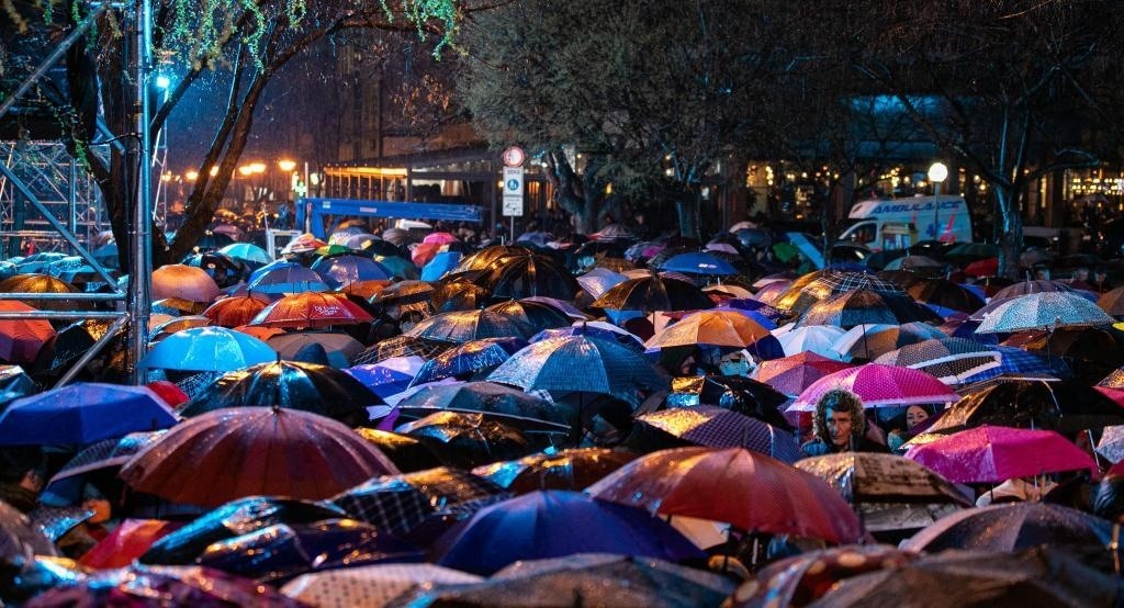 3月24日，在塞爾維亞南部城市普羅庫(kù)普列，人們參加北約轟炸南聯(lián)盟遇難者悼念儀式。新華社發(fā)（王韡攝）