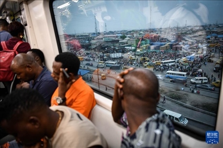 2月28日，在尼日利亞拉各斯，人們乘坐輕軌藍(lán)線列車。新華社記者 韓旭 攝