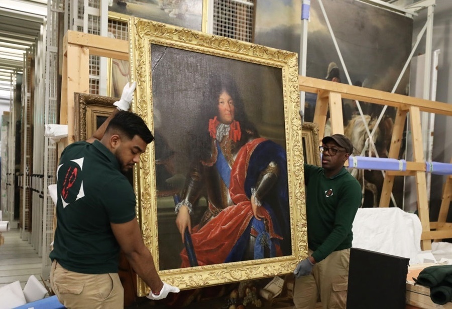  2024年3月11日，在法國(guó)巴黎近郊的凡爾賽宮，工作人員準(zhǔn)備打包油畫《路易十四戎裝像》。在2024年中法建交60周年暨中法文化旅游年之際，凡爾賽宮和故宮博物院將于4月至6月在故宮共同舉辦“凡爾賽宮與紫禁城”展覽。凡爾賽宮工作人員將70余件法方展品打包裝箱，計(jì)劃在不久之后將其運(yùn)往北京。新華社記者 高靜 攝