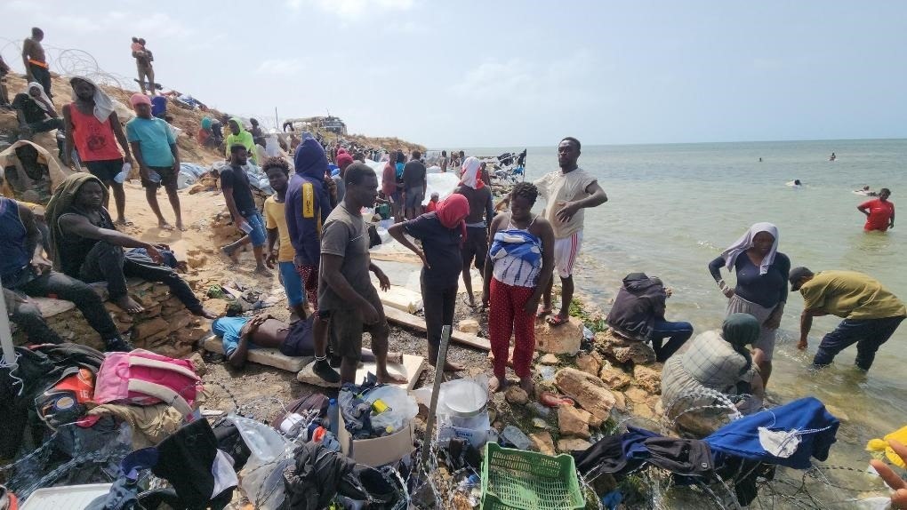 2023年7月26日，在突尼斯與利比亞邊境的艾季迪爾角，眾多移民滯留在地中海海岸邊。新華社發(fā)（哈姆扎·圖爾基亞攝）