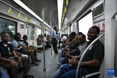 2月28日，在尼日利亞拉各斯，人們乘坐輕軌藍(lán)線列車。新華社記者 韓旭 攝