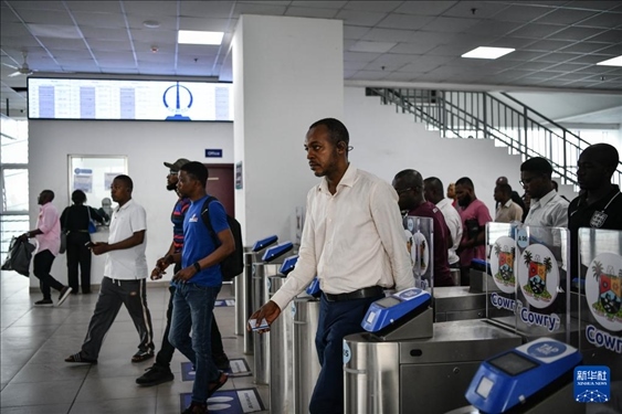 2月28日，在尼日利亞拉各斯，人們在輕軌藍(lán)線碼頭站刷卡出站。新華社記者 韓旭 攝