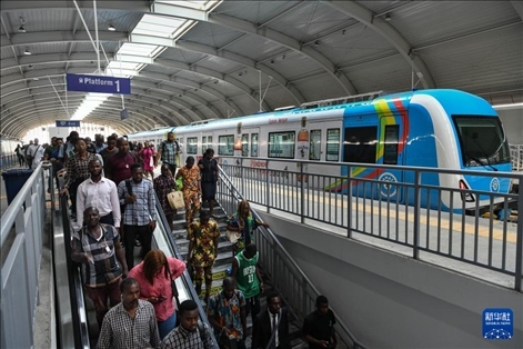 2月28日，在尼日利亞拉各斯，人們在輕軌藍(lán)線碼頭站下車出站。新華社記者 韓旭 攝