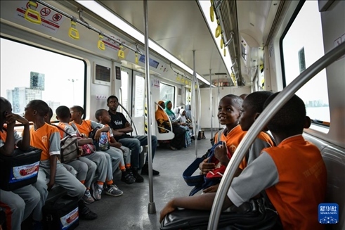 2月28日，在尼日利亞拉各斯，一所小學(xué)的學(xué)生們體驗(yàn)乘坐輕軌藍(lán)線列車。新華社記者 韓旭 攝