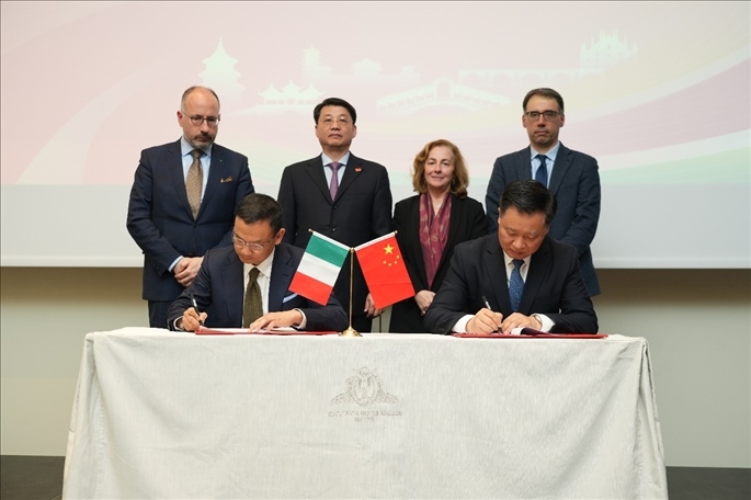 揚州市政府與意大利中國商會簽署合作協(xié)議。 主辦方供圖