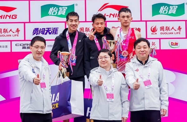 無(wú)錫市人民政府副秘書(shū)長(zhǎng)顧文龍，無(wú)錫市體育局黨組書(shū)記、副局長(zhǎng)楊宇華，海瀾集團(tuán)黨委副書(shū)記、副總裁江南共同為全國(guó)馬拉松錦標(biāo)賽（第一站）男子組前3名頒獎(jiǎng)。受訪者供圖