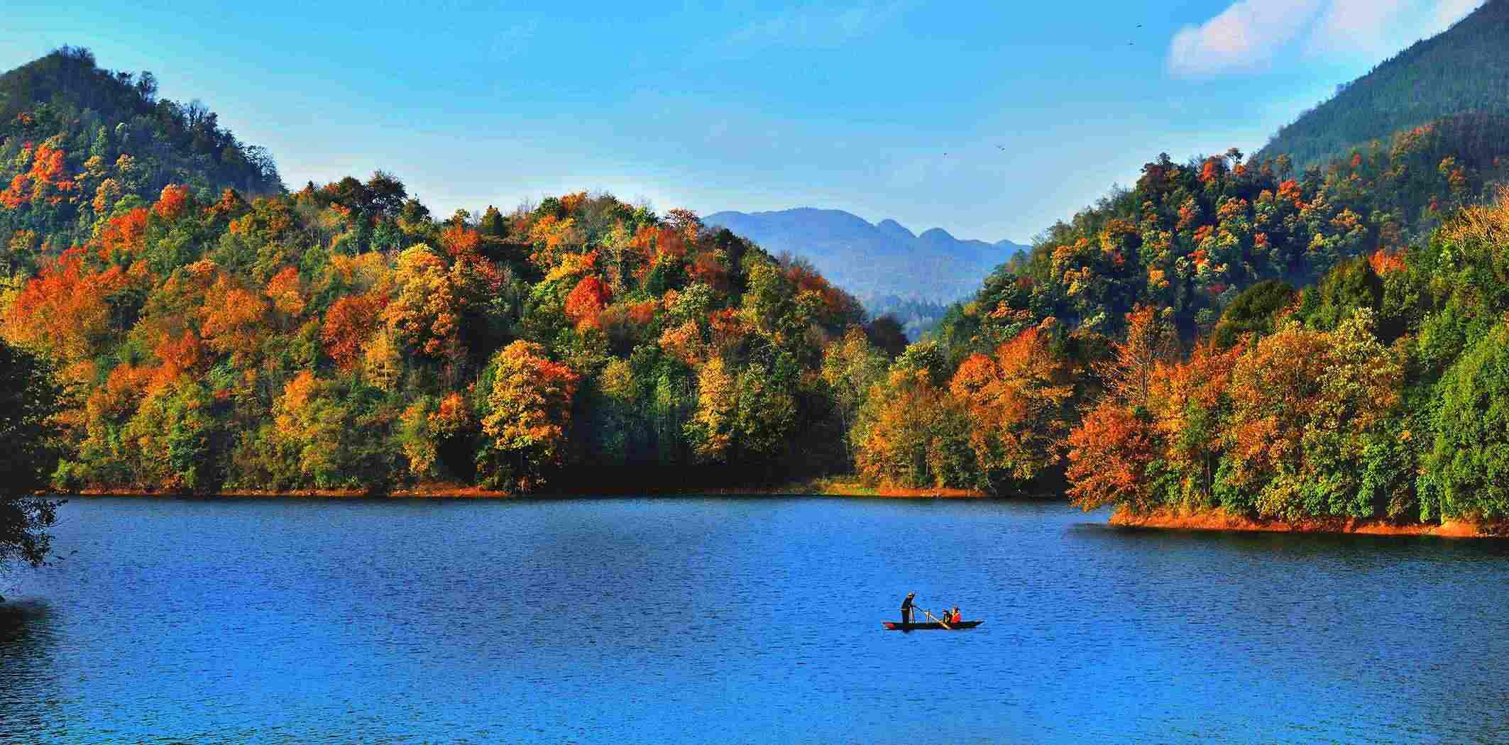 百里杜鵑湖好風(fēng)光。羅冠宇 攝