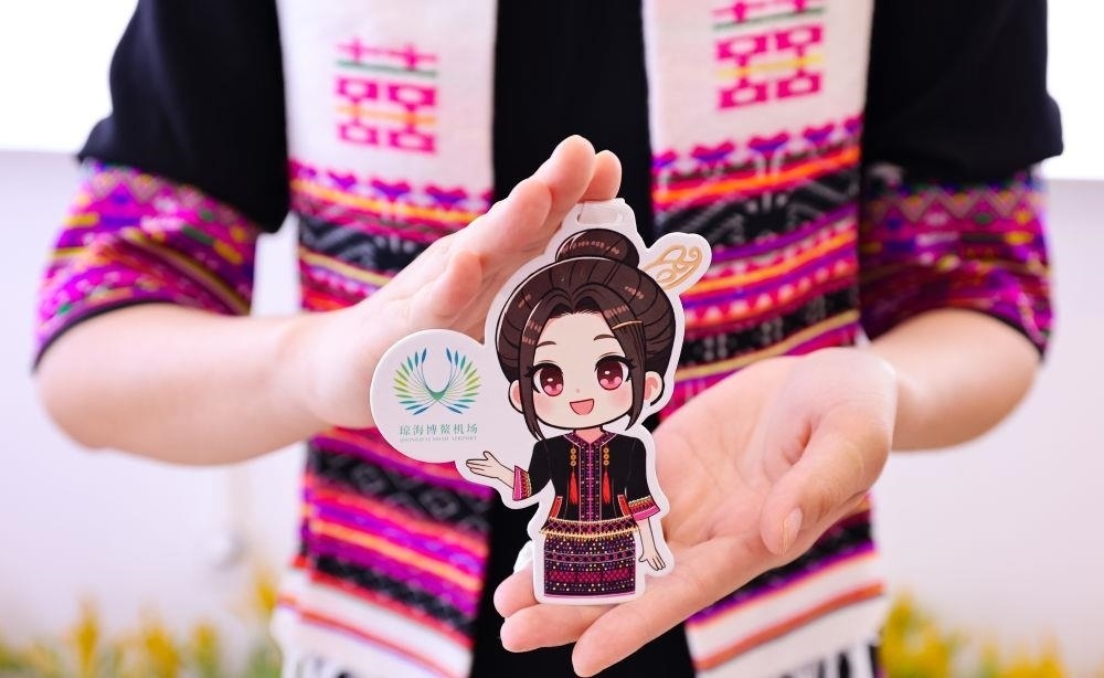 △2024年3月22日，博鰲機場工作人員展示“博鰲香”香氛卡片。