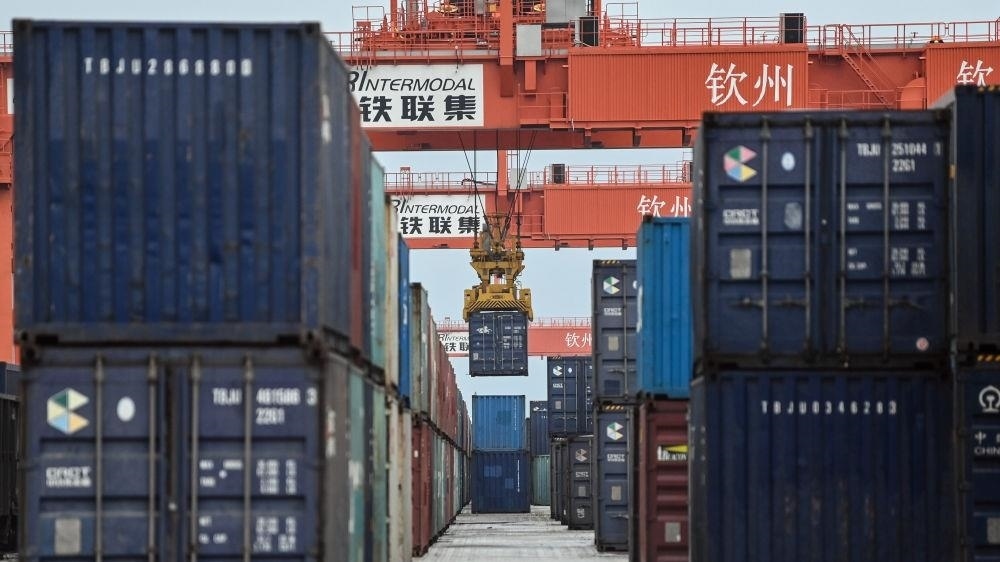 △2023年5月11日，在廣西欽州鐵路集裝箱中心站，塔吊在下卸集裝箱。近年來，在RCEP政策紅利推動下，中國與東盟產業(yè)合作不斷深化，助力區(qū)域經濟發(fā)展。