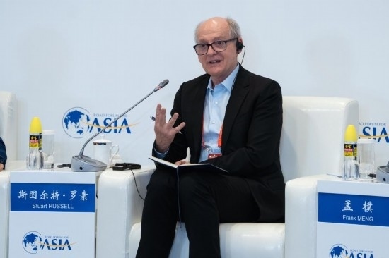 3月27日，《人工智能：現(xiàn)代方法》作者、加州大學(xué)伯克利分校計算機科學(xué)系教授斯圖爾特·羅素在分論壇上發(fā)言。新華社記者 曹夢瑤 攝