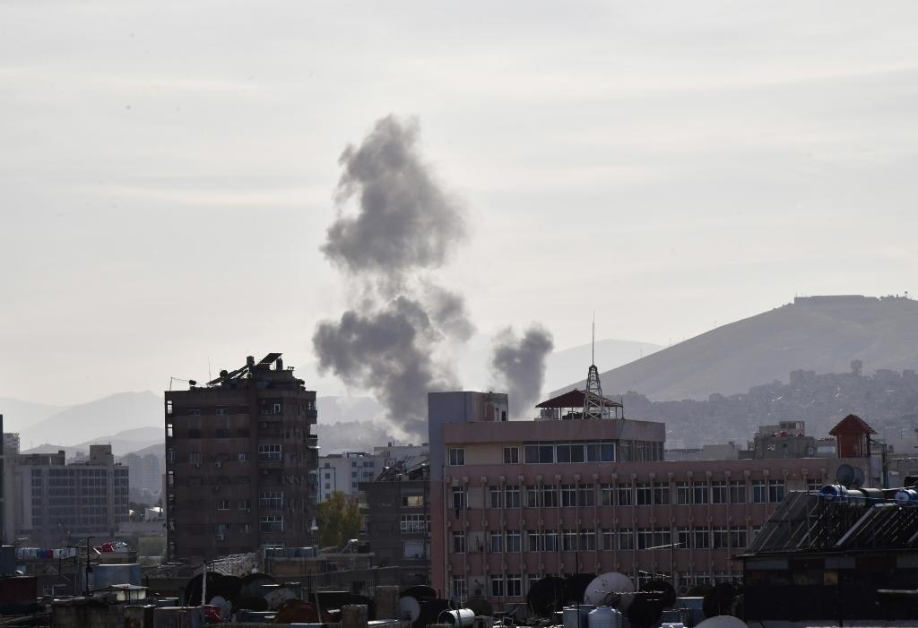 這是4月1日在敘利亞首都大馬士革拍攝的爆炸后升起的濃煙。新華社發(fā)（阿瑪爾攝）