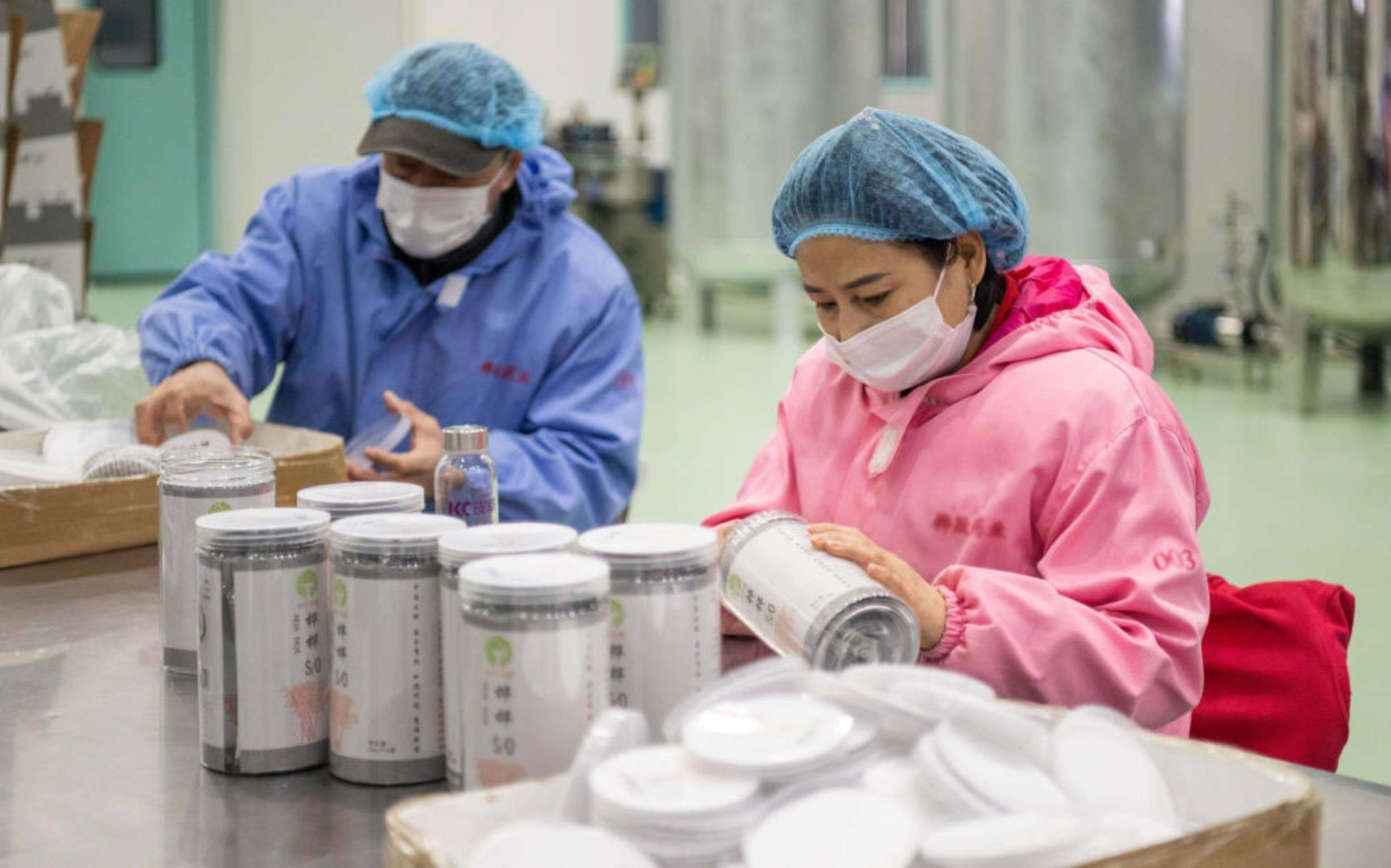 △2024年3月12日，黑龍江伊春一家公司內(nèi)，工作人員在包裝樺樹汁相關(guān)產(chǎn)品。