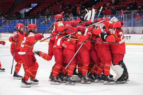 中國(guó)隊(duì)?wèi)c祝比賽勝利。圖片來(lái)源：國(guó)際冰聯(lián)