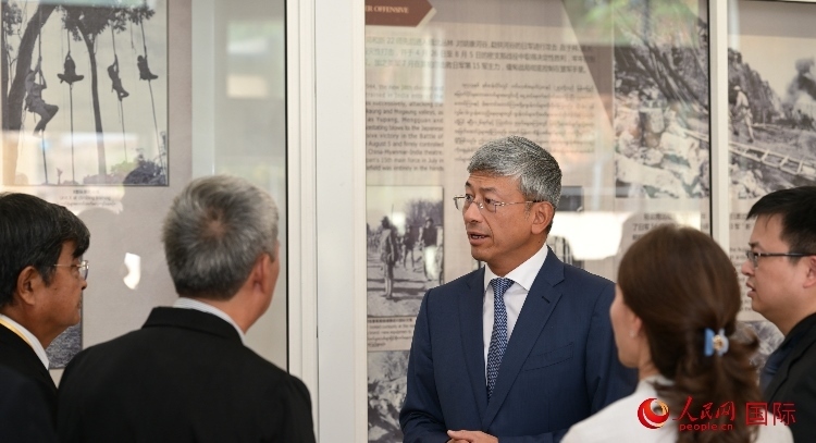 陳海大使了解中國(guó)遠(yuǎn)征軍紀(jì)念館情況。人民網(wǎng)記者 謝佳君攝