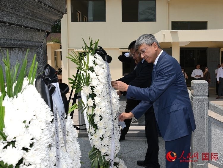 陳海大使向中國(guó)遠(yuǎn)征軍紀(jì)念碑敬獻(xiàn)花籃。人民網(wǎng)記者 謝佳君攝