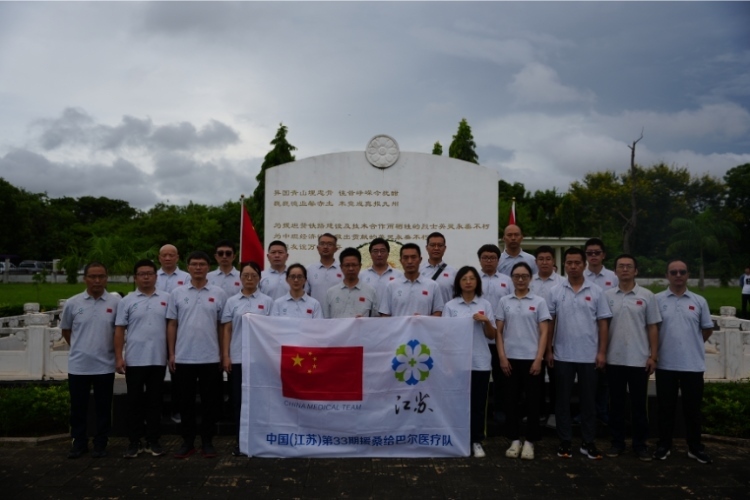 醫(yī)療隊(duì)合影。中國(guó)援桑醫(yī)療隊(duì)供圖