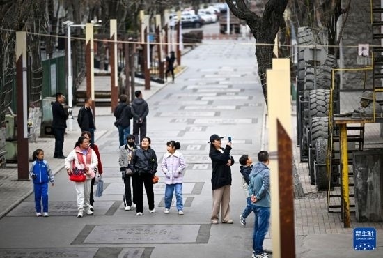 4月5日，游客在寧夏石嘴山市大武口洗煤廠工業(yè)遺址公園游覽。新華社記者 馮開華 攝
