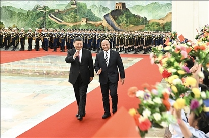 △2024年3月25日，習(xí)近平主席在北京人民大會(huì)堂同來(lái)華進(jìn)行國(guó)事訪問(wèn)的瑙魯總統(tǒng)阿迪昂舉行會(huì)談。這是會(huì)談前，習(xí)近平主席在人民大會(huì)堂北大廳為阿迪昂總統(tǒng)舉行歡迎儀式。