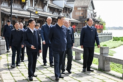 △2024年3月18日至21日，習(xí)近平總書(shū)記在湖南考察。這是19日上午，總書(shū)記在常德河街考察。