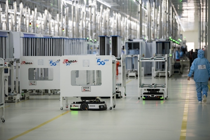 2024年1月10日，在位于浙江省金華市金義新區(qū)的潤(rùn)馬光能集團(tuán)金華工廠智能化生產(chǎn)車(chē)間里，AGV（自動(dòng)導(dǎo)引運(yùn)輸）小車(chē)忙碌穿梭在生產(chǎn)單元之間。圖源新華社